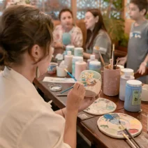 pexels-asadphoto-30225360 Photo d'une femme en train de faire une activité et peindre sur une tasse en céramique
